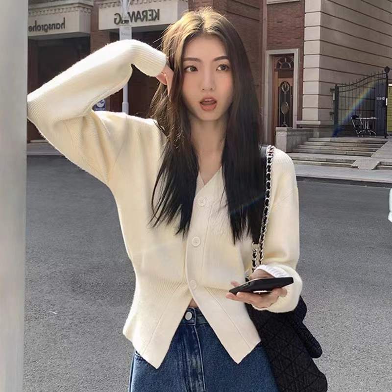White v-neck sweater cardigan for women's outer wear 2024 spring and autumn new Korean style long-sleeved short knitted top