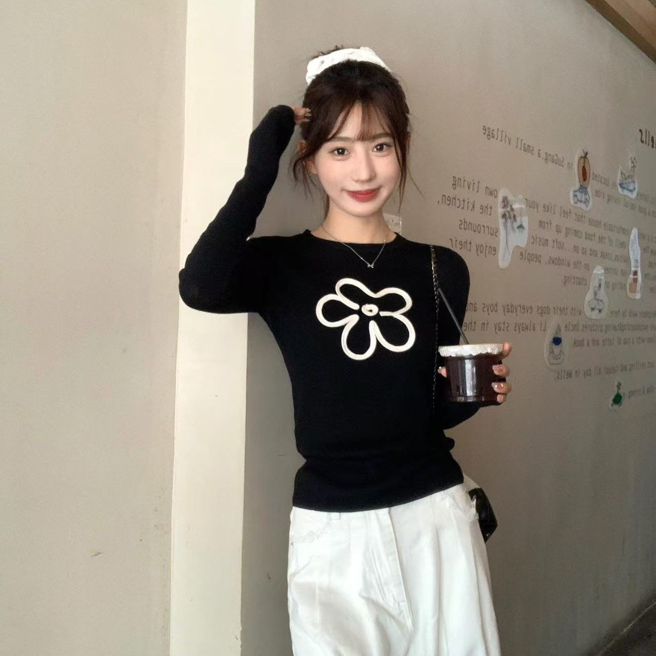Sweet and fun flower print slim fit right shoulder long sleeve t-shirt women's bottoming shirt black top casual ins trend