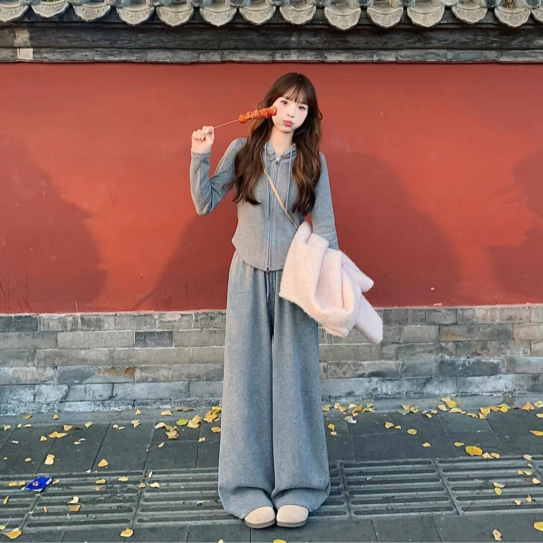 Solo is a popular little man outfit. Women's autumn and winter new hooded sweatshirt, coat, wide-leg pants two-piece set