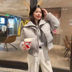 This file is a real shot of the Internet celebrity's winter cotton-padded jacket with a sheep's wool lapel short style for women. Hong Kong style bread-padded jacket
