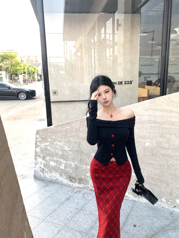 Sweet and spicy bow-knot one-shoulder irregular top + plaid hip-covering A-line skirt for slimming and temperament