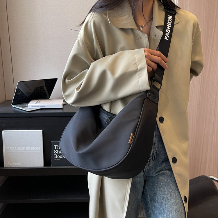 Korean version versatile casual small shoulder bag student lightweight shopping one-shoulder dumpling bag waterproof large capacity solid color crossbody bag