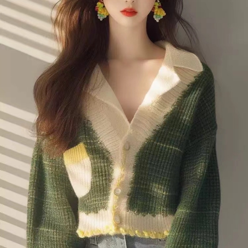 This year's popular beautiful sweaters are fashionable, loose and slim green v-neck knitted long-sleeved cardigan for women for small people.