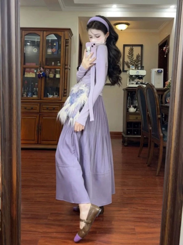 Pair it with a Korean-style high-end two-piece suit for autumn, a light and mature purple T-shirt and skirt.