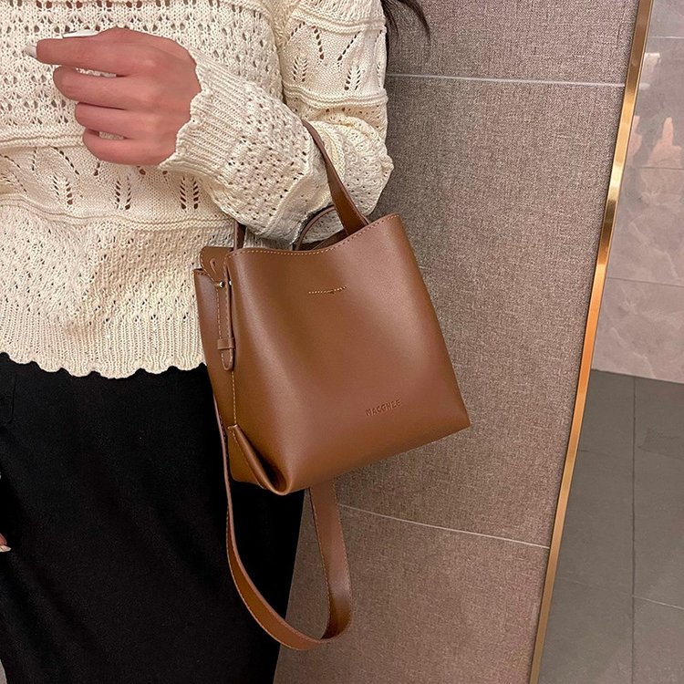 Retro Large Capacity Bag Women's Autumn New Simple and Versatile Bucket Bag Casual Fashion Commuting Shoulder Bag