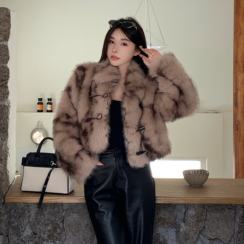 Real shot of retro horn button short leopard print imitation fox fur short coat winter young fur coat