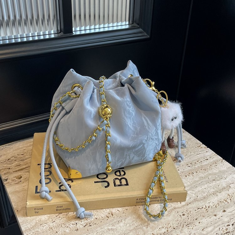 Designed western style small bag for women 2024 spring and summer new fashion chain crossbody bag niche single shoulder bucket bag