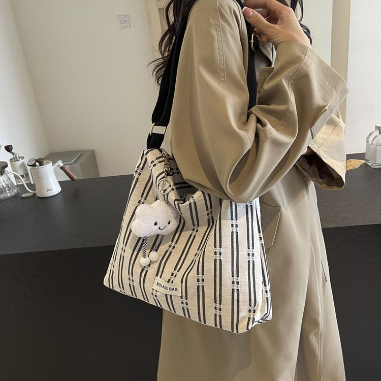 Niche casual large-capacity canvas bag for women 2024 summer new shoulder bag popular commuter texture crossbody bag