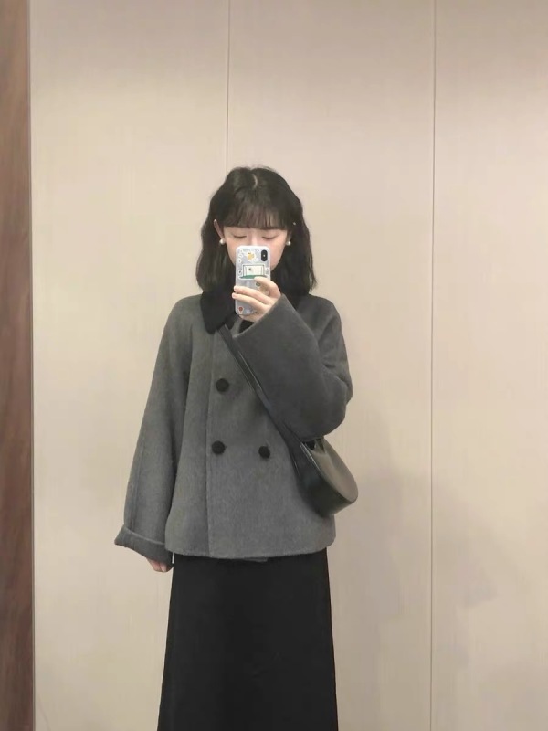 This year's popular salt-based light and mature two-piece suits, woolen coats, Hepburn-style skirts, and deep winter outfits are paired with a complete set
