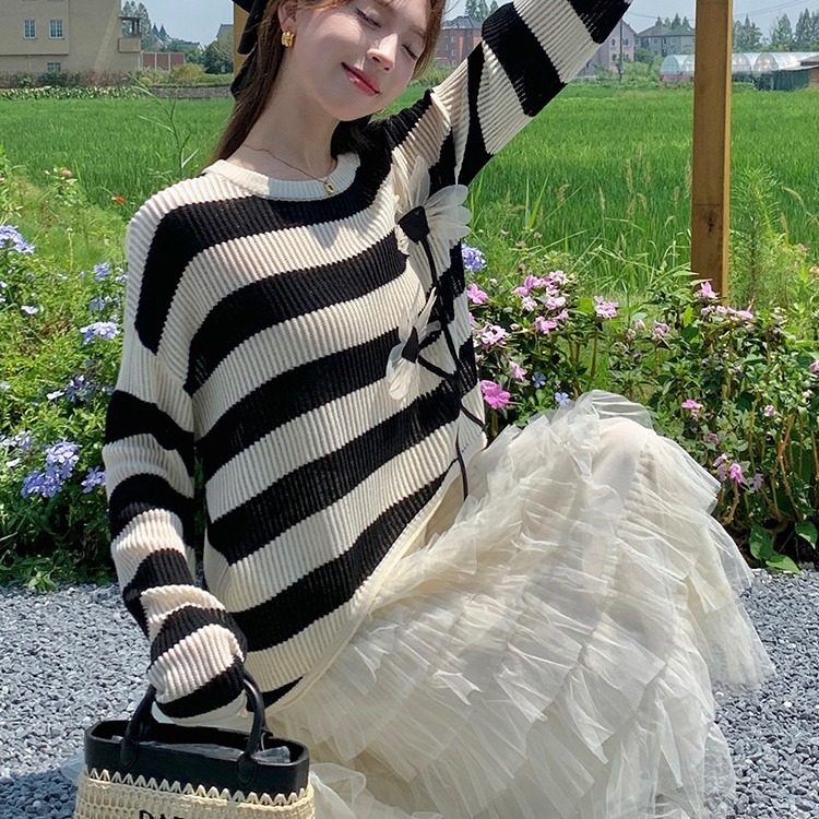 Sweet and cool autumn 2024 new stripe contrasting stripe design heavy industry three-dimensional flower round neck knitted top