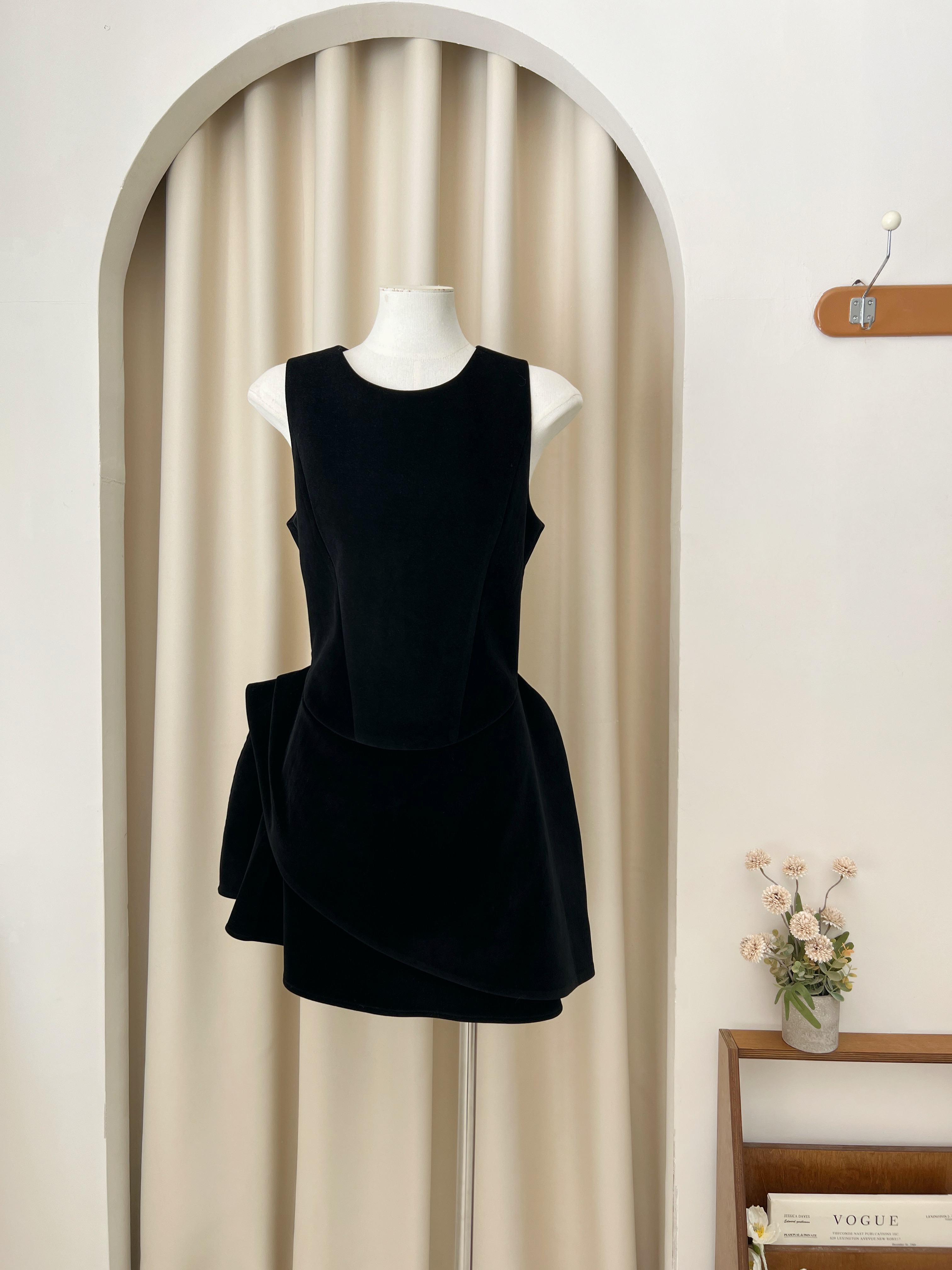 le rouge Zhou Meimei's highlight of the year is the high-end black velvet three-dimensional festive vest dress