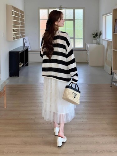 Sweet and cool autumn 2024 new stripe contrasting stripe design heavy industry three-dimensional flower round neck knitted top