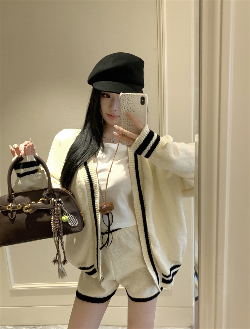 Actual shot of autumn and winter Korean style contrast color long-sleeved knitted sweater jacket high-waist slim casual shorts two-piece suit