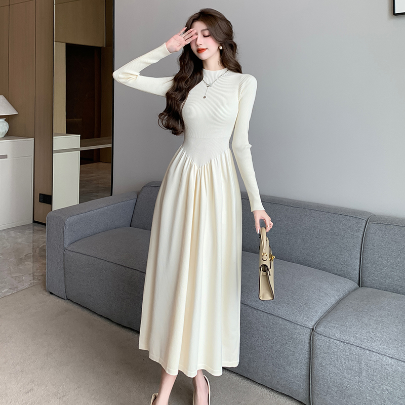 Real shot of half turtleneck long-sleeved knitted dress for women in winter with a coat underneath and a high-end waist-cinching French long skirt