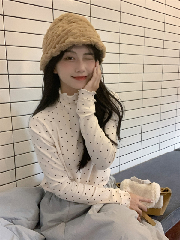 Heart-shaped polka dots, stacked sleeves, sweet and soft base layered with a half-turtle collar, long-sleeved top