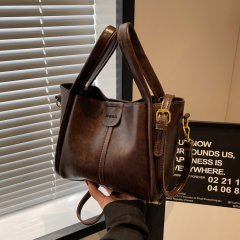 Retro waxed leather Maillard bag women's 2024 new fashion high-end commuter crossbody bag hand bucket bag