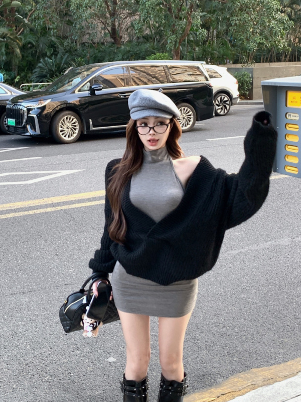 Lazy V-neck sweater coat, autumn and winter camisole, loose retro hot girl sweater two-piece set