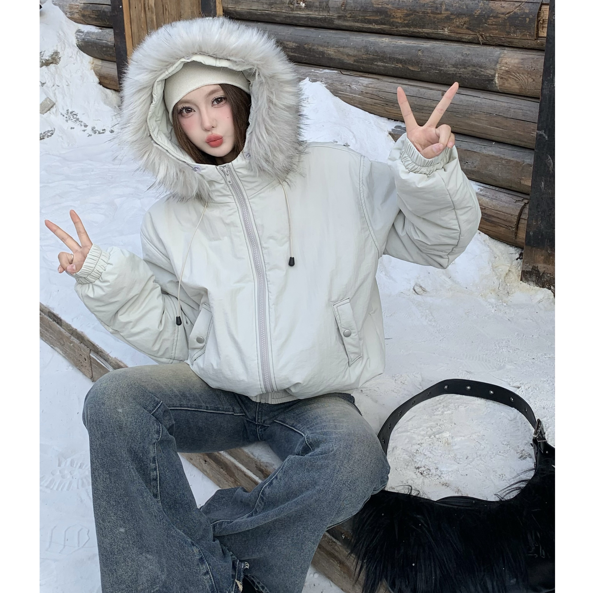 Real shot of American retro fur collar hooded cotton coat for women in winter, thickened short cotton-padded jacket for small people.