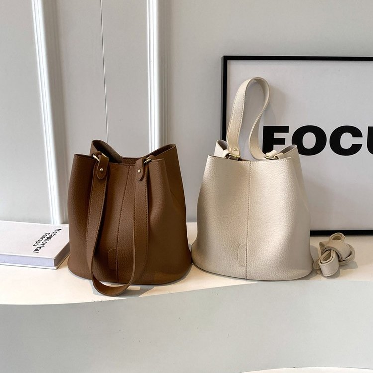 New Simple Bucket Bag Women's Soft Leather Tote Bag Large Capacity Retro Versatile Mother-in-Law Bag 2024 Commuting Shoulder Bag