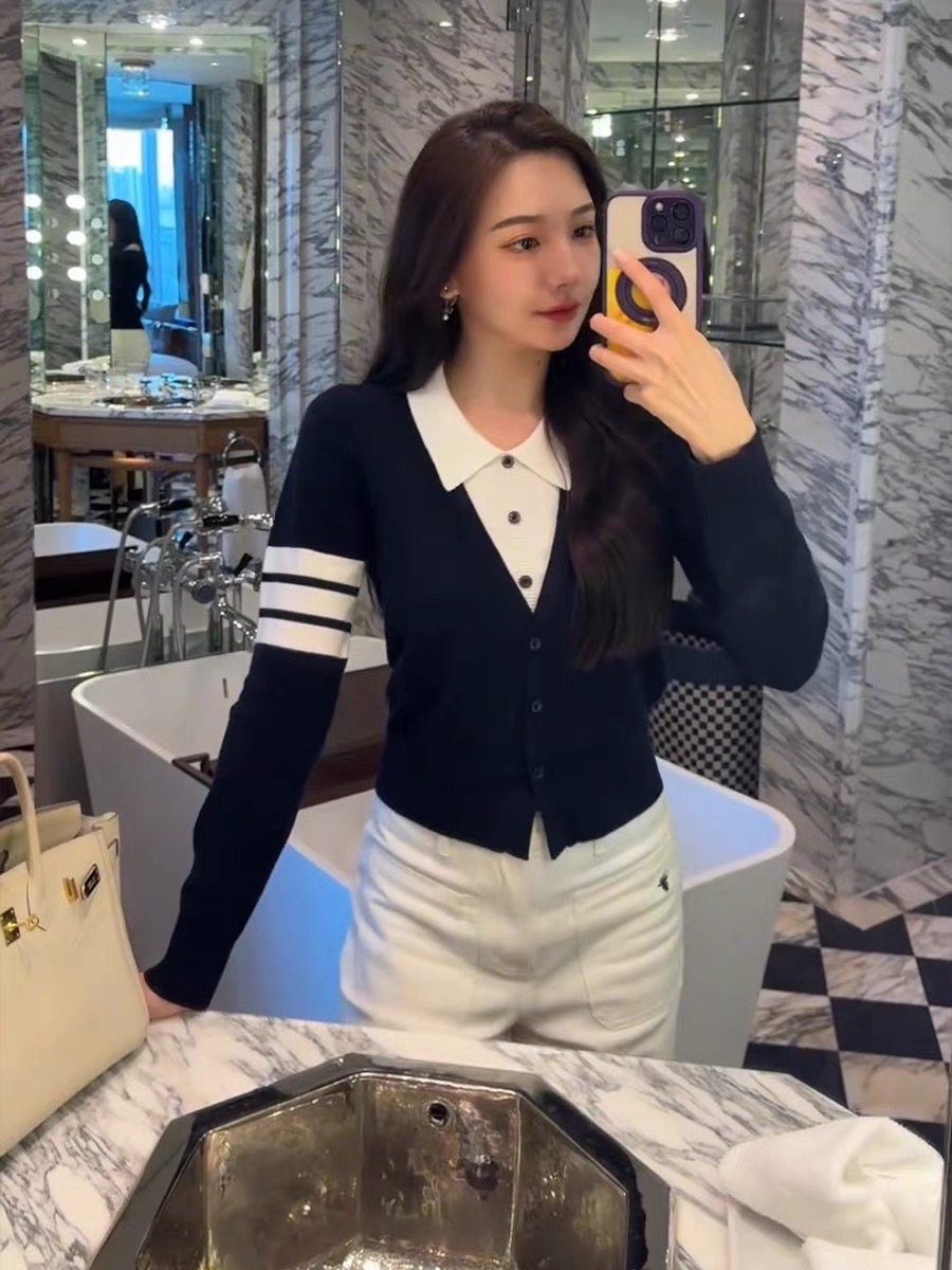 Plus size slimming college style cover-up female mature pear-shaped V-neck fake two-piece sweater 2024 autumn new style