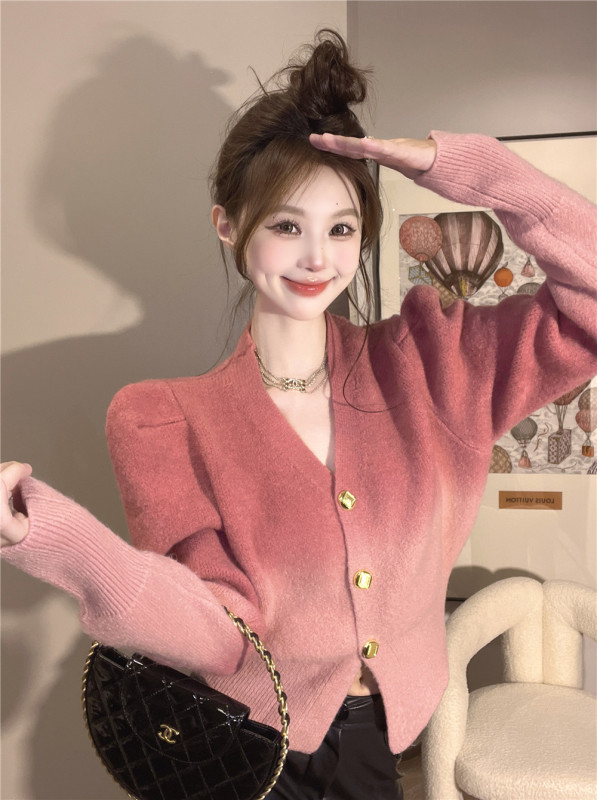 Actual shot of Xiaoxiangfeng retro gradient soft waxy sweater with autumn and winter temperament and versatile French V-neck gold button cardigan