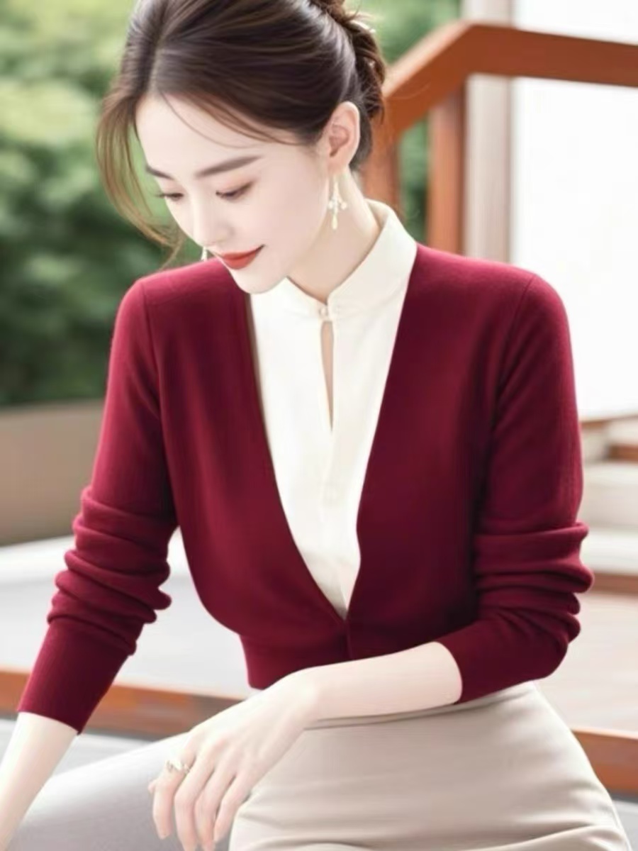 A complete set of winter wear, unique, beautiful, high-end, super good-looking and temperament, red fake two-piece knitted sweater