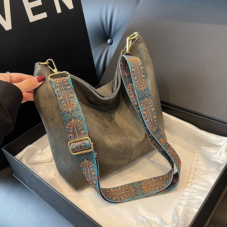 Summer new fashionable hand-held shoulder crossbody large capacity bucket bag women's bag supports large wholesale and mixed batches