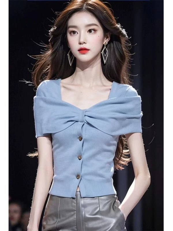 This year's popular beautiful shirt is unique, beautiful, light luxury and high-end, fresh blue knitted short-sleeved top for women summer