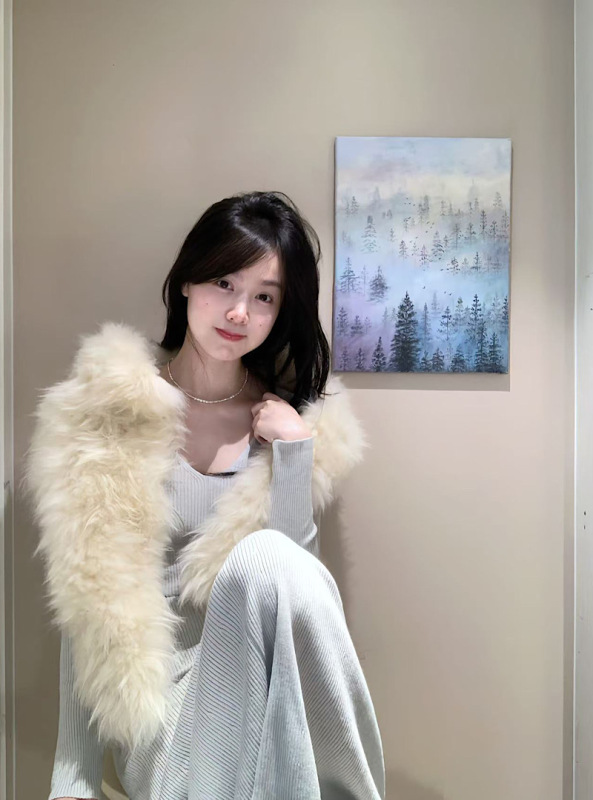 Winter inner companion V-neck wool fishtail knitted skirt + furry vest and fur