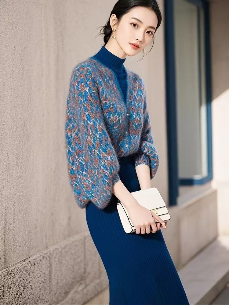 Xiaoxiangfeng V-neck retro knitted cardigan for women 2024 autumn and winter new style European style high-end soft waxy sweater jacket