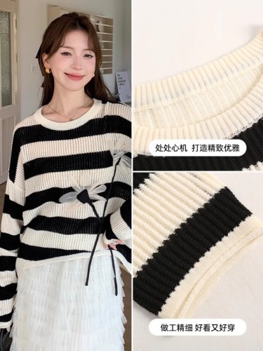 Sweet and cool autumn 2024 new stripe contrasting stripe design heavy industry three-dimensional flower round neck knitted top