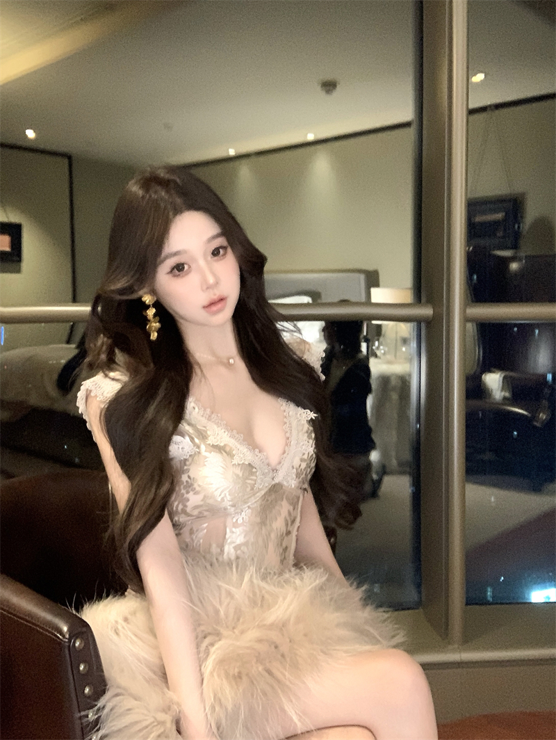 Real shot of heavy embroidered lace mesh sexy vest V-neck slimming top