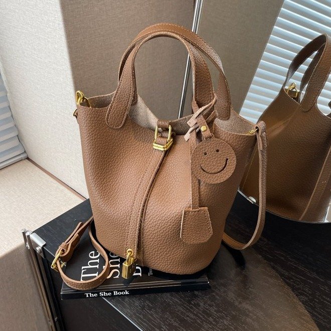 2024 new autumn and winter high-end texture niche hot style super popular hand bag bucket women's bag hand-held cross-body bag