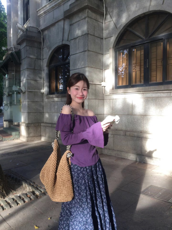 French-style one-shoulder bell-sleeved knitted top + purple floral skirt