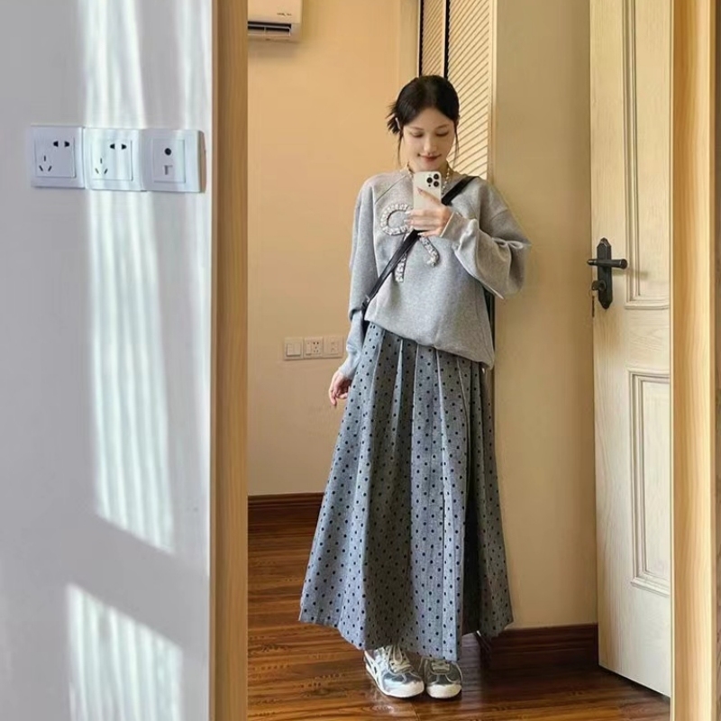 A complete set of French retro gray bow sweatshirt, polka dot skirt, two-piece set for women, fashionable style