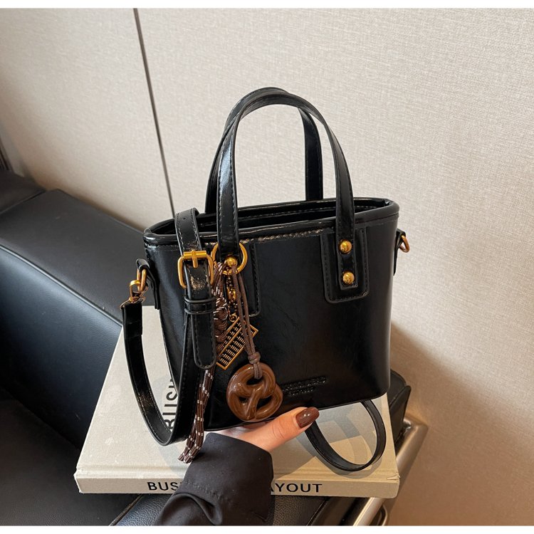 Bags for women 2024 new high-end texture niche design autumn and winter retro versatile crossbody bag portable bucket bag