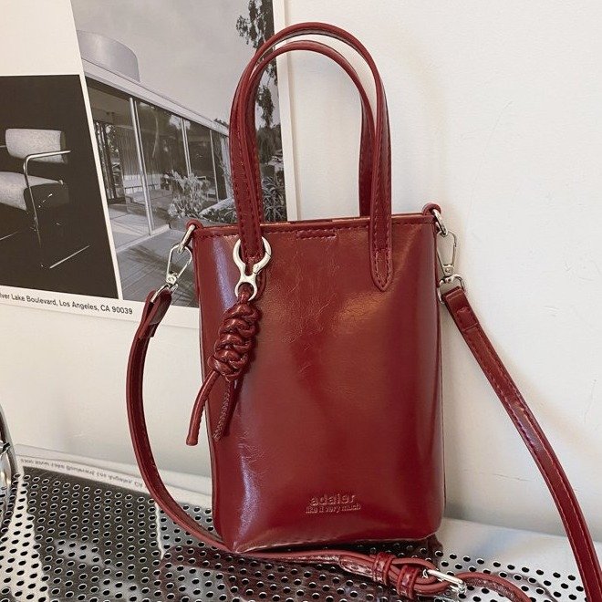 Fashionable and simple hand-held women's bag 2024 autumn and winter new casual mobile phone bag trendy Korean style textured single shoulder crossbody bag trendy