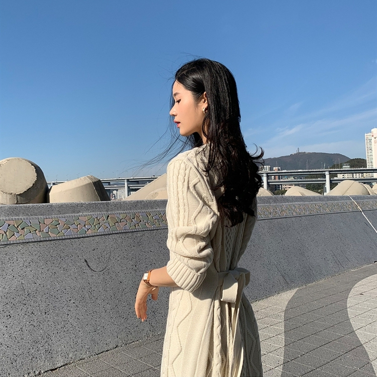 Autumn and winter sweet and age-reducing solid color rhombus knitted dress for women with V-neck hemp pattern simple slits on both sides and belt