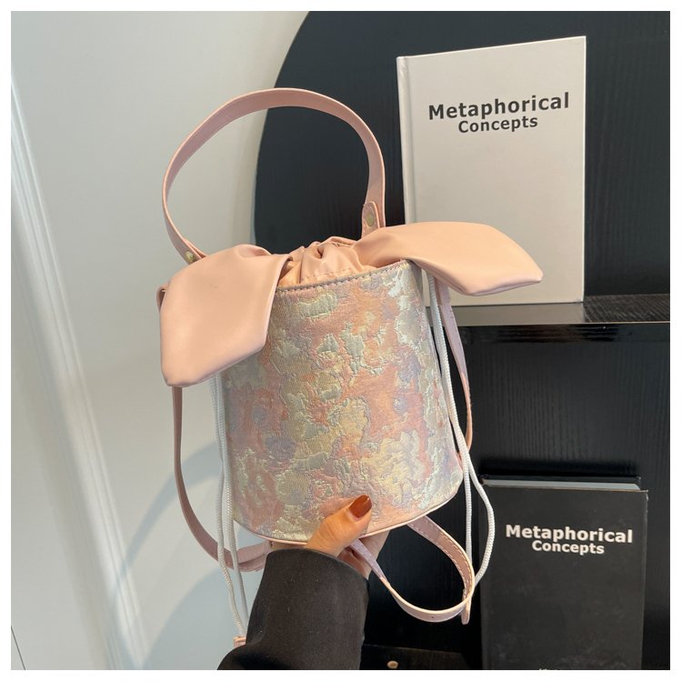 High-end western style niche design bag for women 2024 new popular style versatile crossbody bag portable bucket bag
