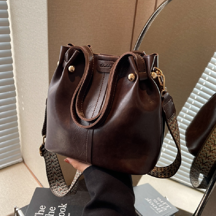 This year's popular bucket bag for women 2024 new autumn and winter retro versatile one-shoulder crossbody bag high-end handbag