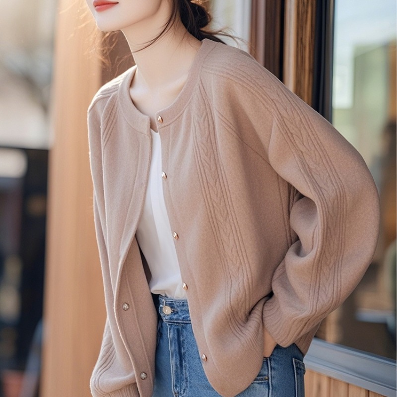 Super nice-looking high-end knitted jacket for women 2024 new fall style loose low round neck versatile short cardigan top