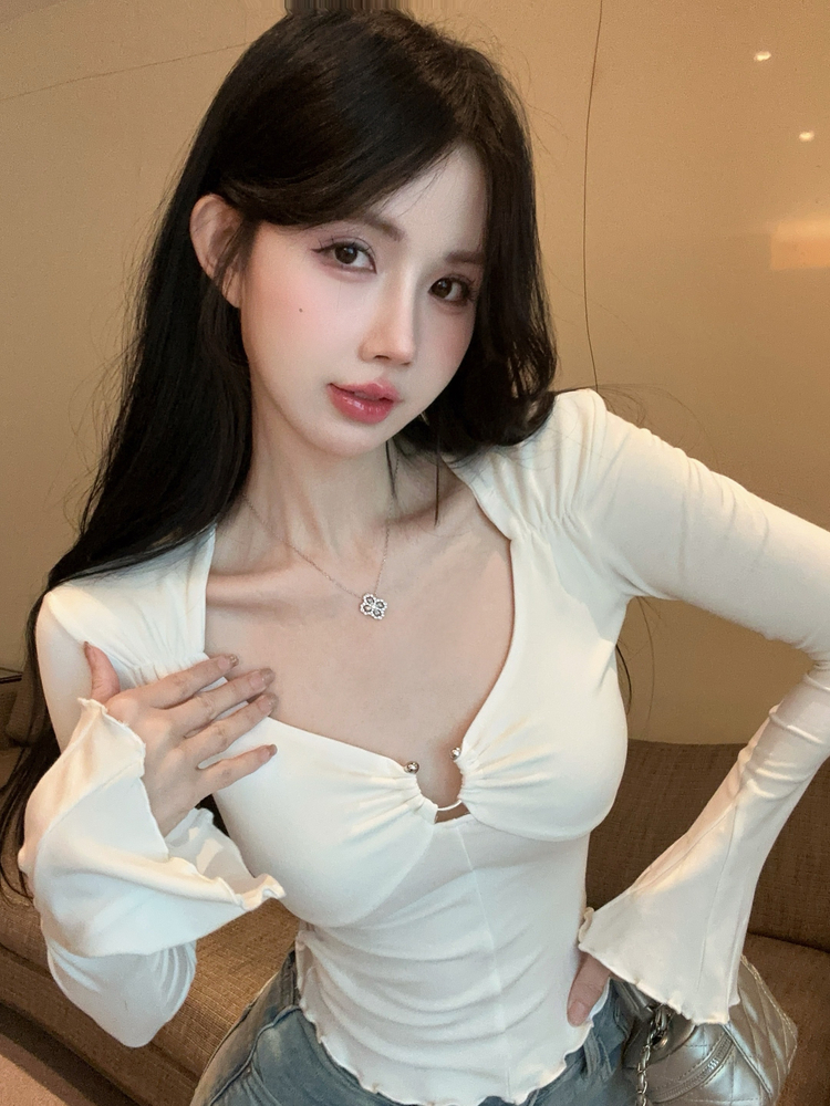 Actual shot of Angel's waist-slimming square-neck knitted bottoming shirt with feminine temperament and slim fit inner T-shirt top