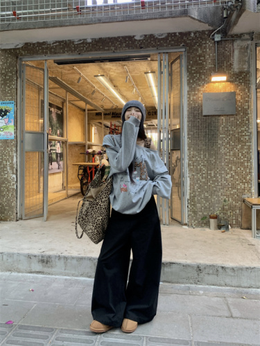 Printed design niche loose and lazy leopard print oblique shoulder off-shoulder long-sleeved top