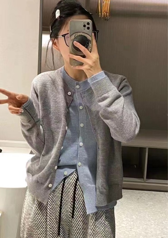 Actual shot of autumn clothing paired with lazy style knitted cardigan and jeans, Hong Kong style, high-end, salt-based, light and mature