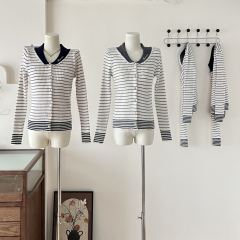 Miss Weiss returns to school to reduce age, sweet girl's college LOGO embroidered striped slimming knitted cardigan