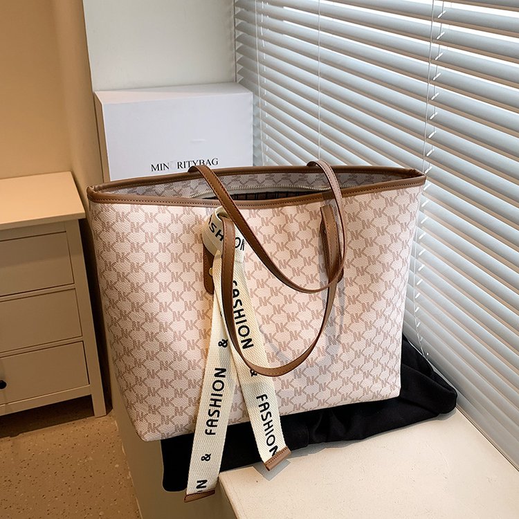 High-end, stylish and versatile handbags for women, new trendy Internet celebrity popular shoulder bags, large-capacity tote bags