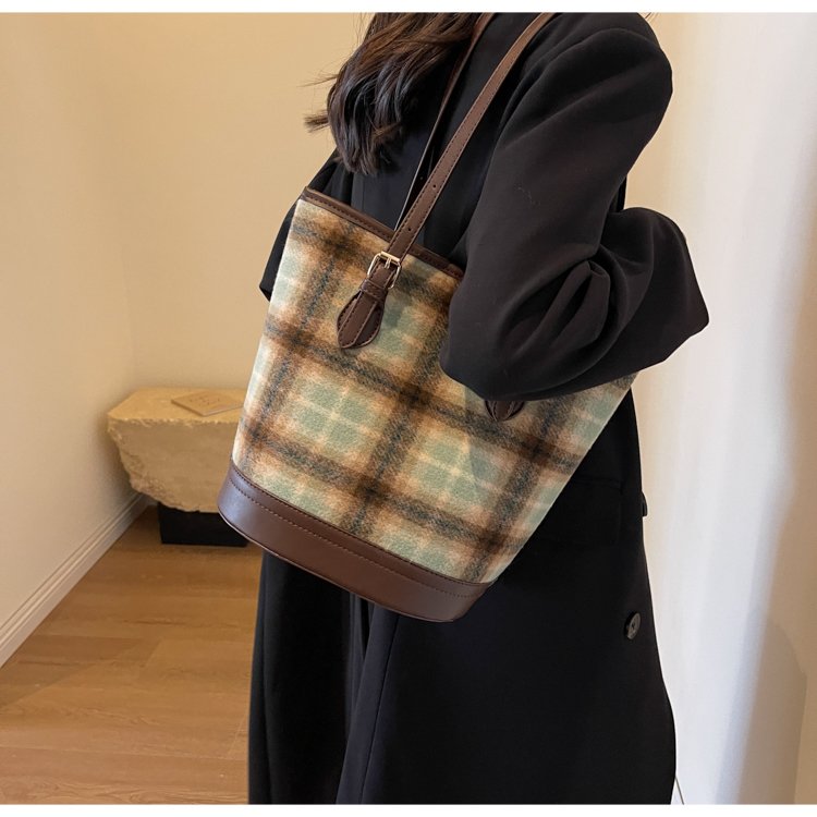 Plaid Tote Bag Women's New Bag Fashion Winter Woolen Shoulder Bag Large Capacity Trendy Bucket Bag