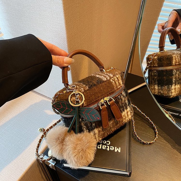 Korean style niche design woolen small bag for women 2024 new portable pillow bag plaid versatile commuting crossbody bag