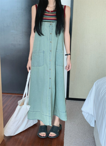 Real shot of age-reducing sleeveless contrast striped T-shirt + buttoned suspender denim dress suit