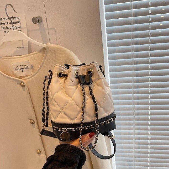 Simple texture chain bucket bag large capacity bag women's new niche fashion high-end texture armpit bag
